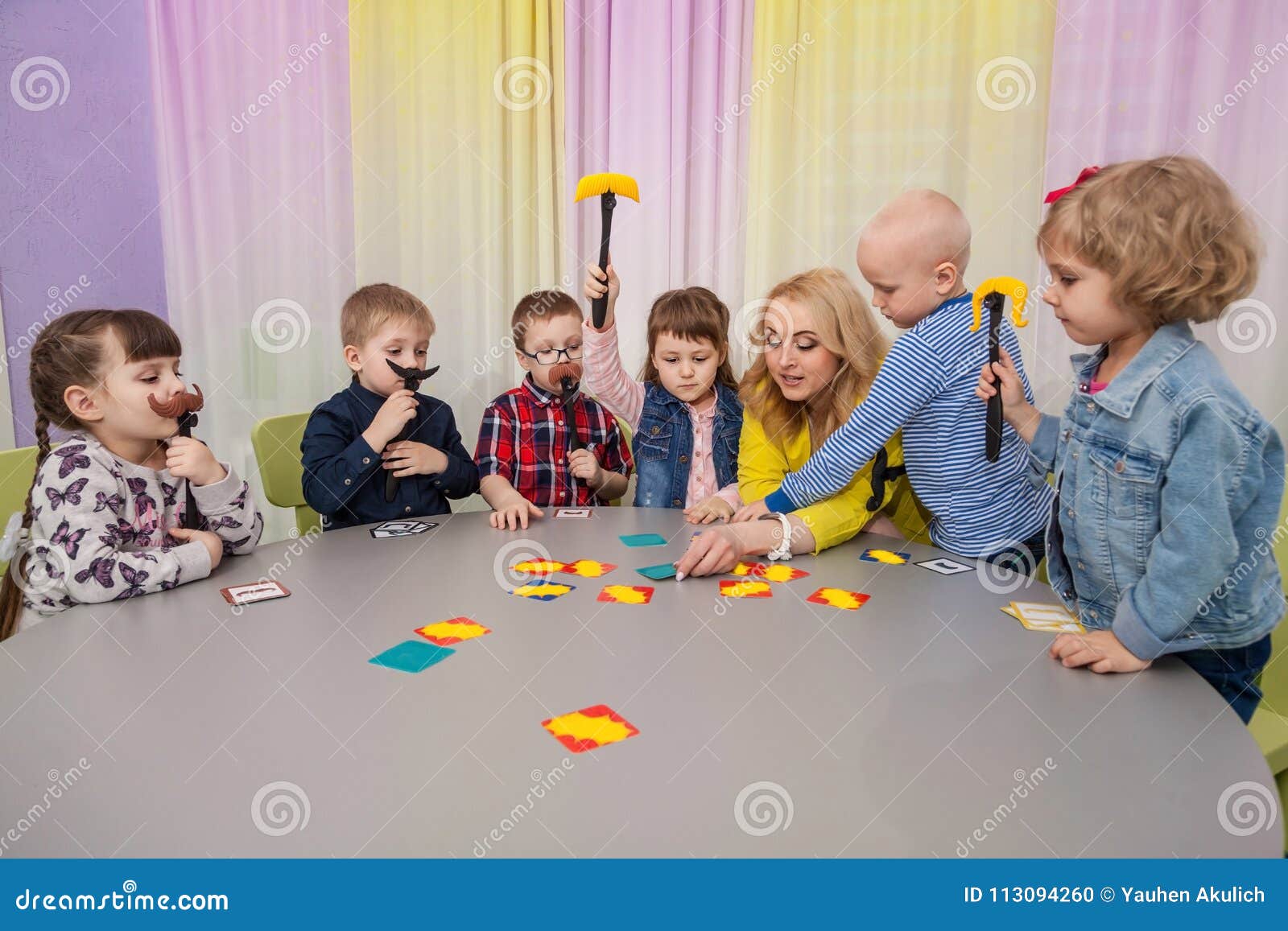 Jogos De Mesa Do Jogo De Crianças Foto de Stock - Imagem de horizontal,  elementar: 113094260