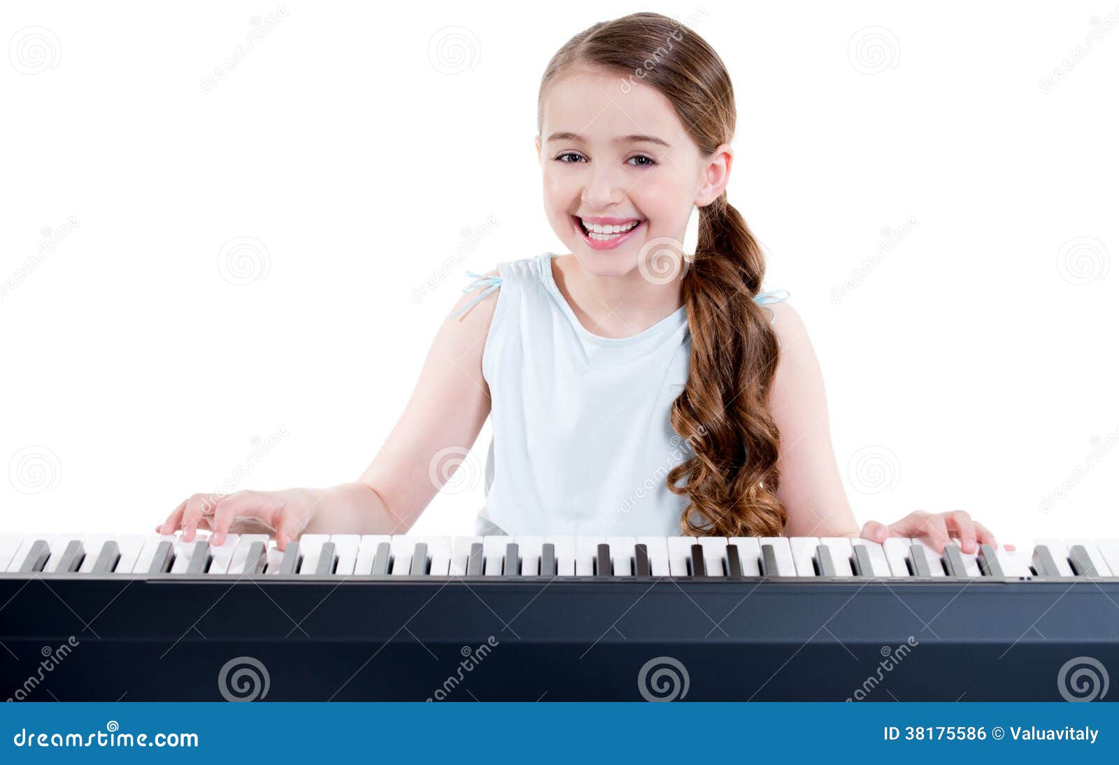 Jogos De Sorriso Da Menina No Piano Bonde. Foto de Stock - Imagem de  fofofo, ativo: 38175586