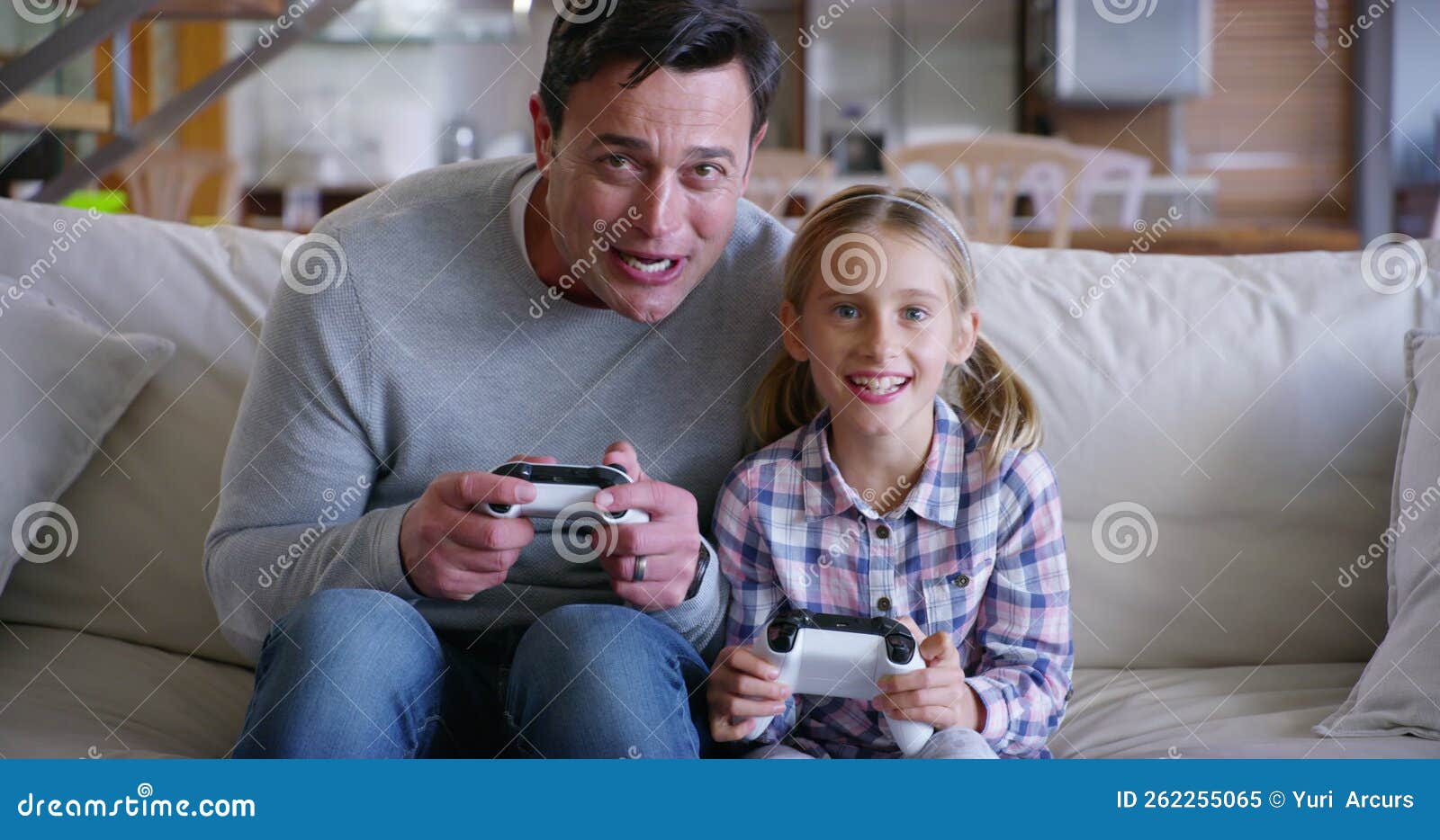 Família Ou Filhos De Jogos, Com Pai E Filha Na Sala De Estar Da