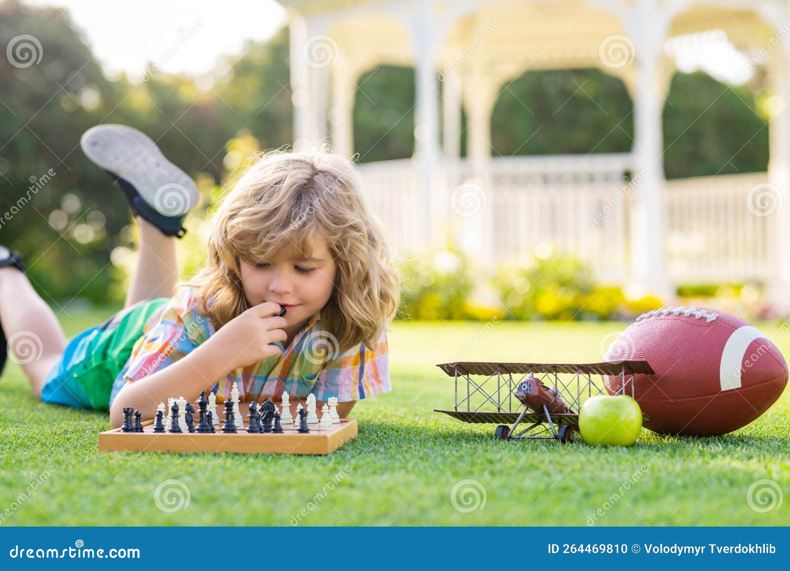 Jogos De Verão E Atividades Ao Ar Livre Para Crianças. Desenvolvimento  Precoce. Garoto Pensando No Xadrez No Parque De Verão. O Co Imagem de Stock  - Imagem de escola, passatempo: 275275197