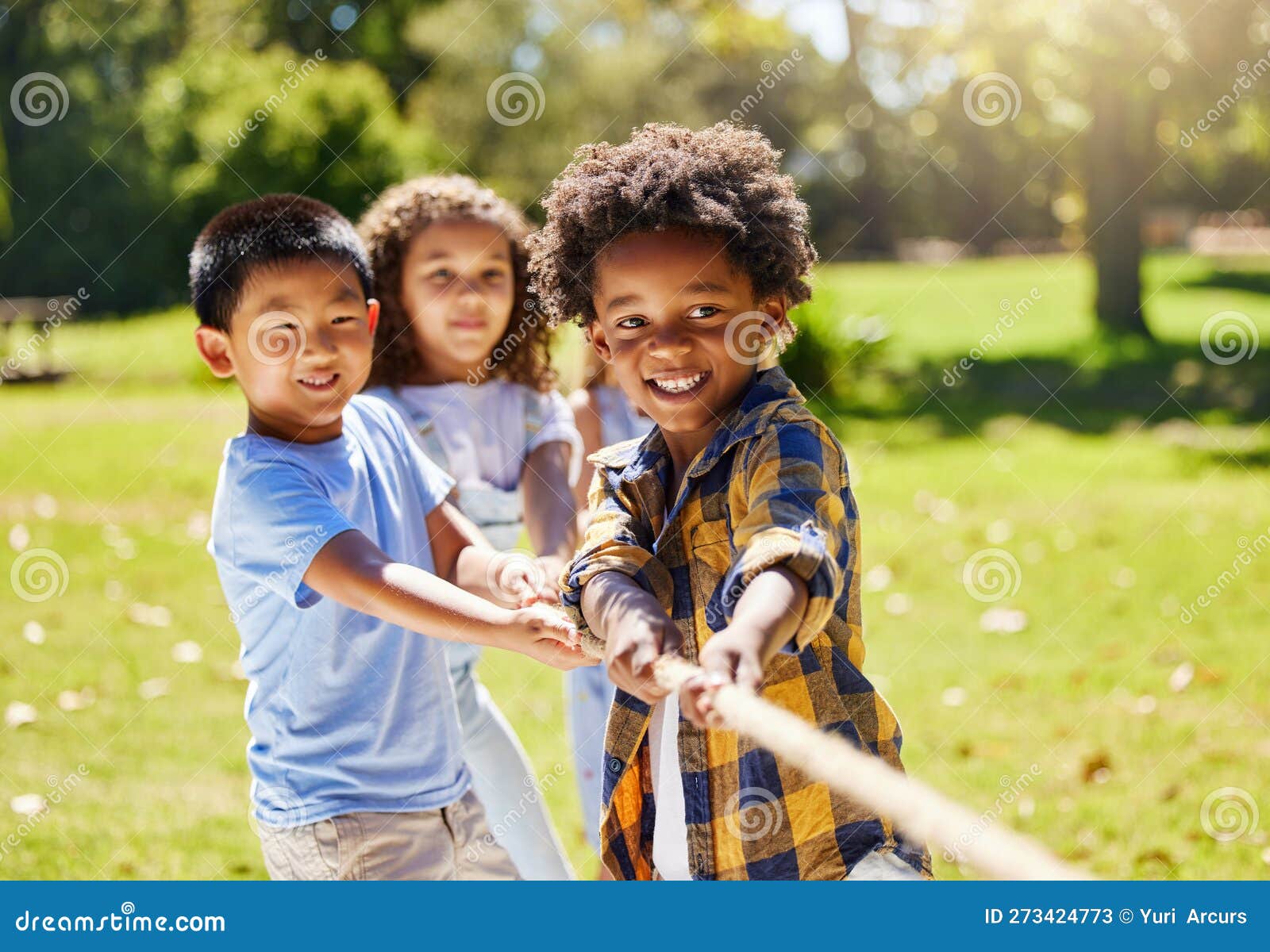 Jogos Divertidos E Crianças Jogando Um Cabo De Guerra Juntos Ao Ar Livre Em  Um Parque Ou Parquinho No Verão. Diversidade De Amigos Imagem de Stock -  Imagem de grupo, parque: 273424773