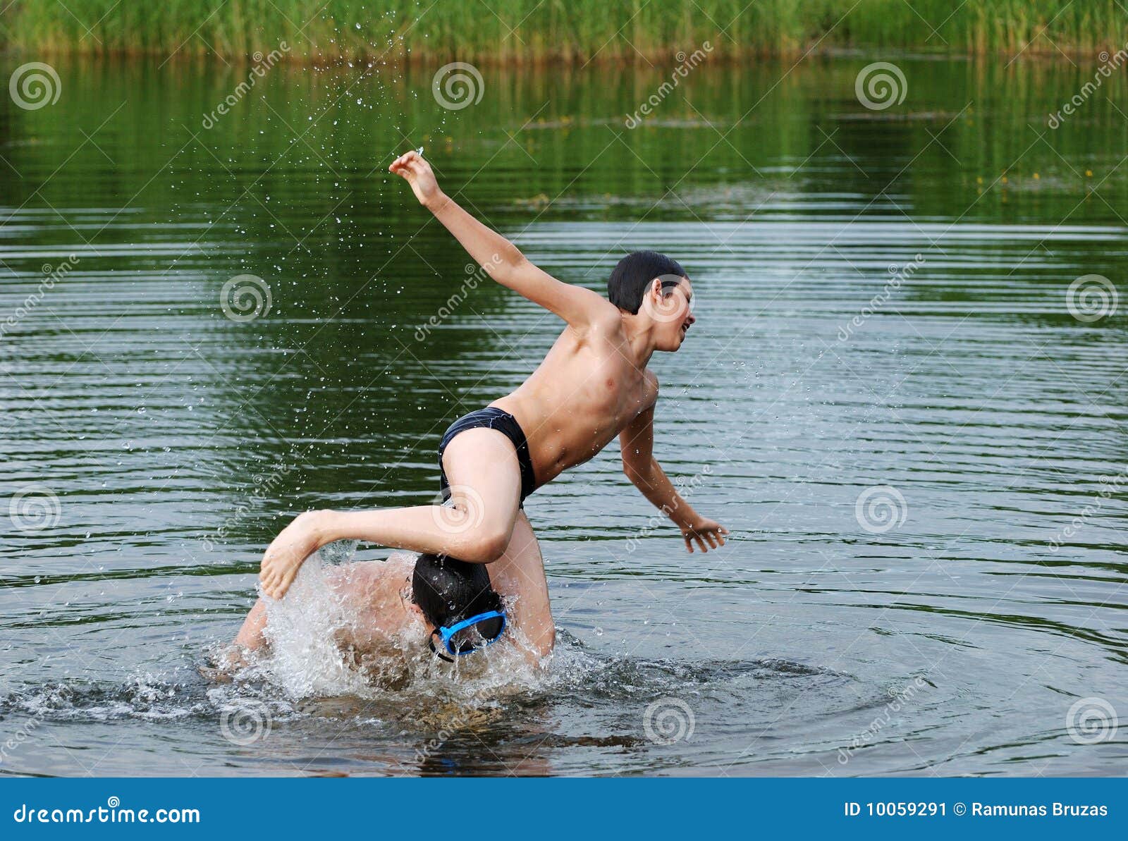 Jogos dos meninos imagem de stock. Imagem de nave, lago - 10059291