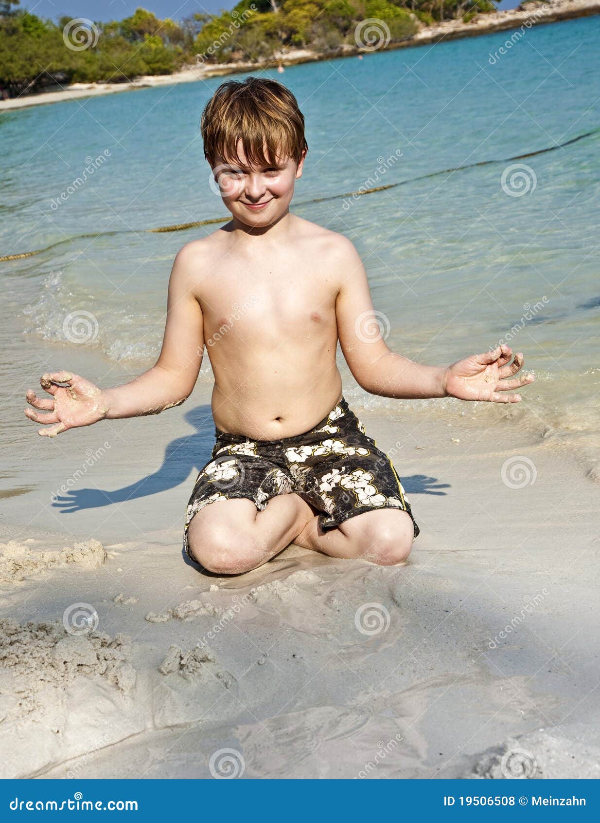 Jogos Dos Meninos Na Praia Com Areia Foto de Stock - Imagem de