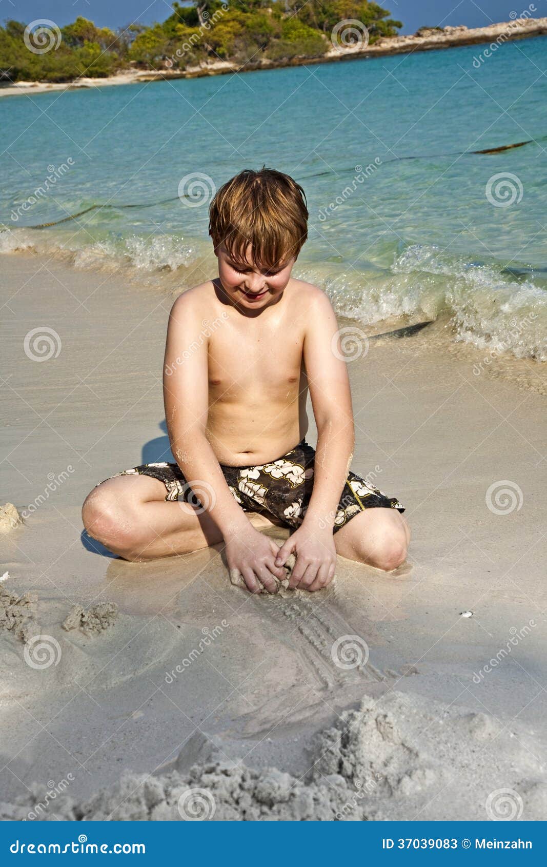 Jogos Dos Meninos Na Praia Com Areia Imagem de Stock - Imagem de