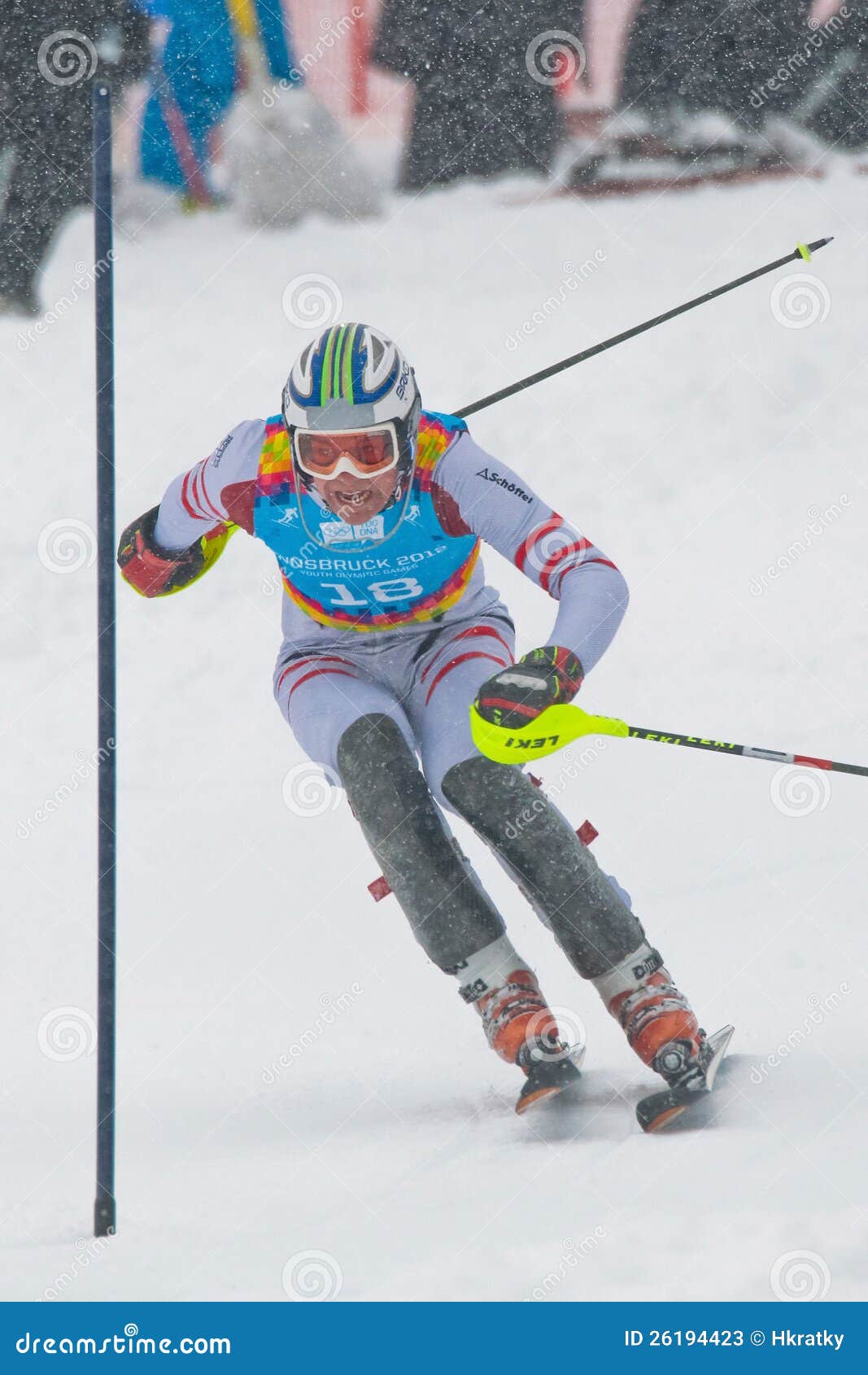 Jogos Olímpicos 2012 da juventude. PATSCHERKOFEL, lugares terceiros do Graf de ÁUSTRIA - de JANEIRO 21 Mathias Elmar (Áustria) no slalom dos homens janeiro em 21, 2012 em Patscherkofel, Áustria.