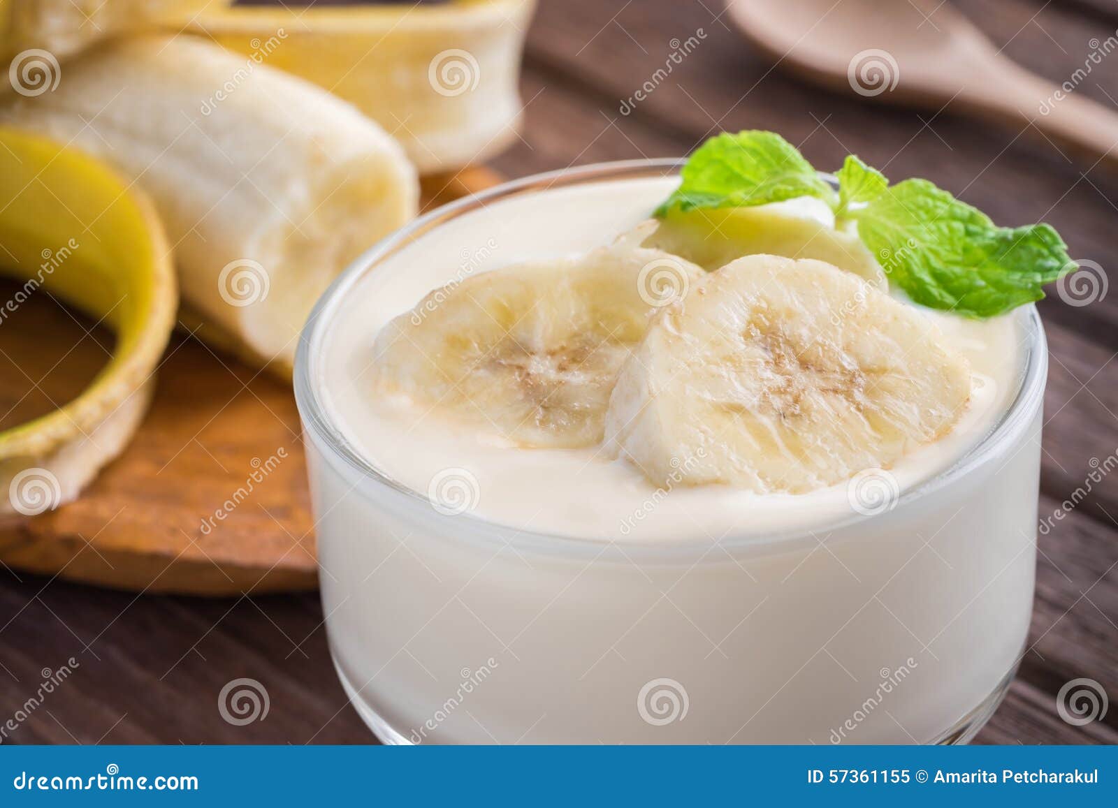 Jogurt mit Banane im Glas stockbild. Bild von köstlich - 57361155