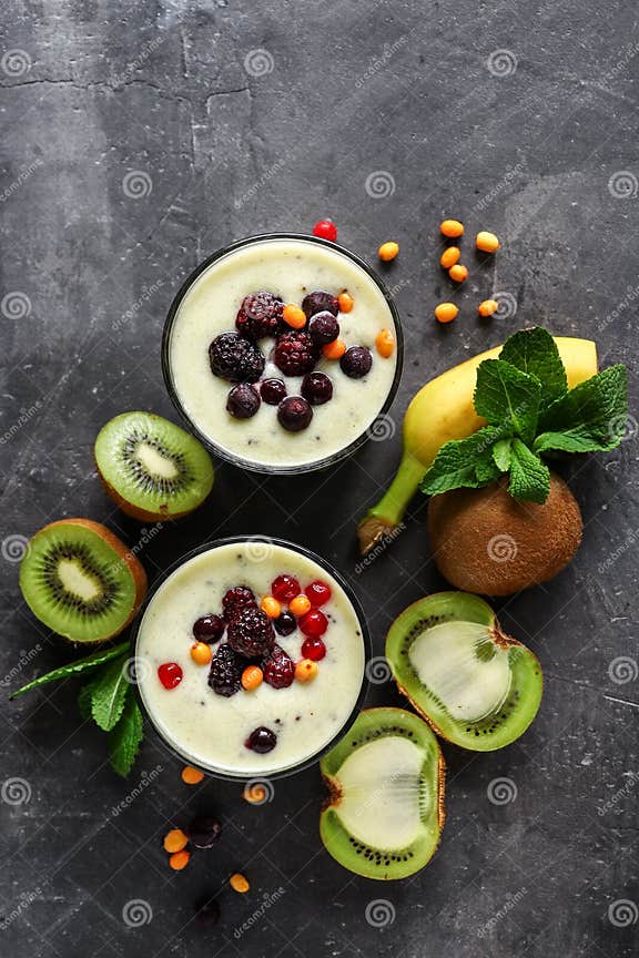 Jogurt Mit Beere Und Kiwi in Einem Glas. Früchte Und Beere Smoothie ...