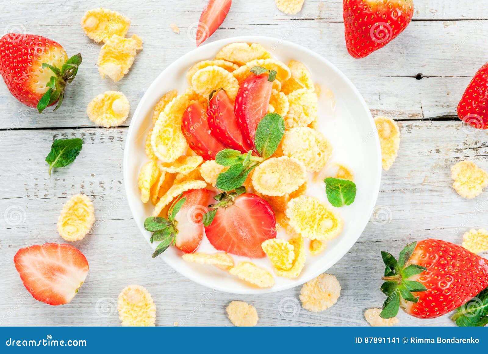 Jogurt Mit Corn-Flakes Und Erdbeeren Stockbild - Bild von schüssel ...