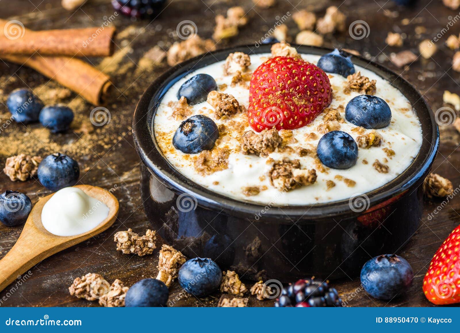 Jogurt Mit Erdbeere, Blaubeeren Und Muesli Stockfoto - Bild von ...