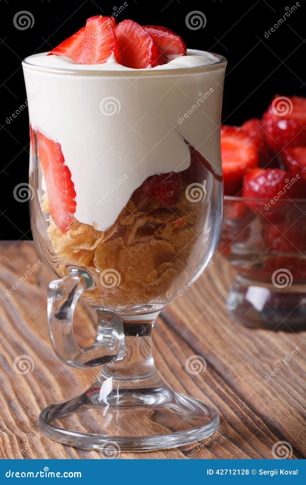 Jogurt Mit Erdbeeren Und Corn-Flakes in Einer Glasvertikale Stockfoto ... Jogurt Mit Erdbeeren Und Corn-Flakes in Einer Glasvertikale Stockfoto ...