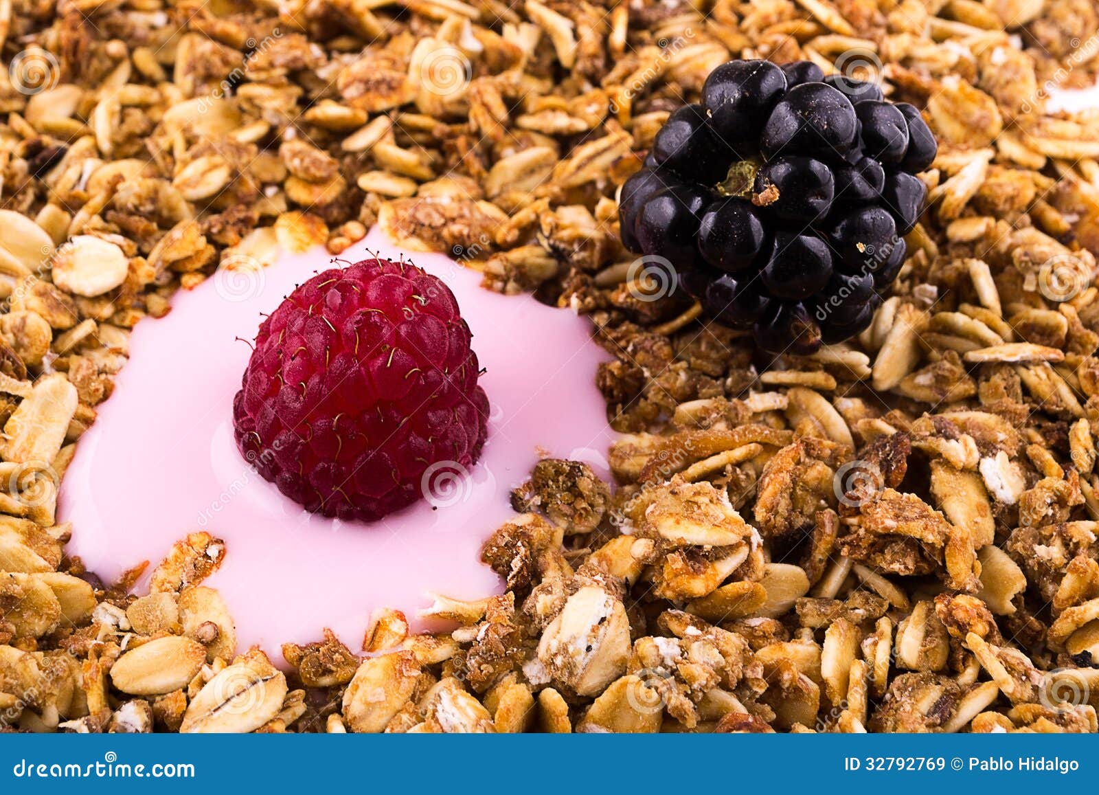 Jogurt Mit Muesli Und Beeren Stockbild - Bild von schüssel, gesund ...