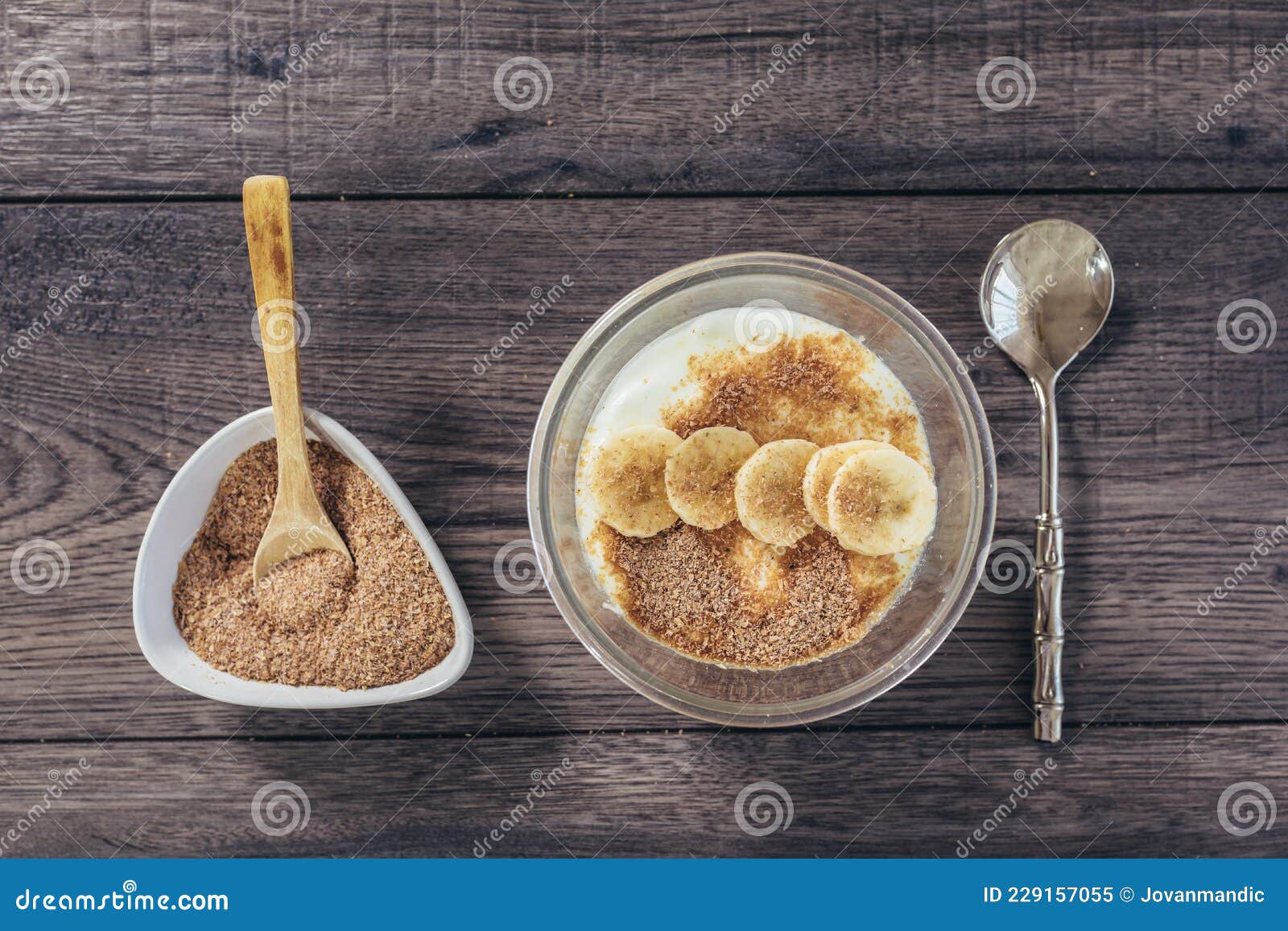 Jogurt Mit Weizenkleie Und Banane Stockbild - Bild von frucht, banane ...