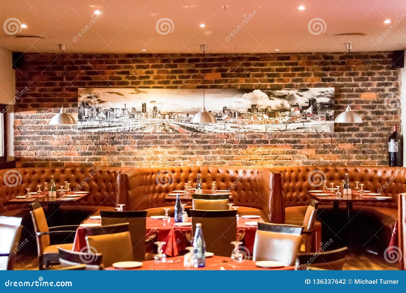 Classy Restaurant Bar With Booths Mirrors And Red Brick Walls Stock Photo -  Download Image Now - iStock