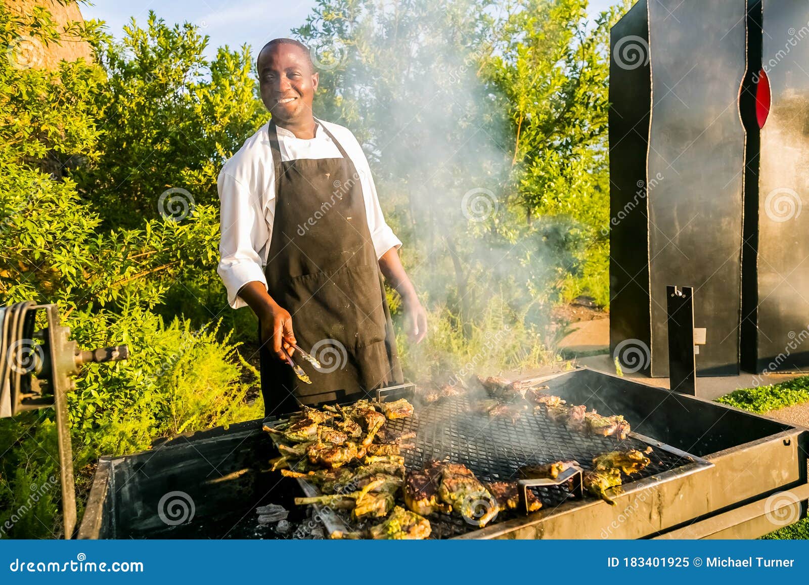 Monografie Fonetiek Afwijzen African Man Working a BBQ Grill in Urban Soweto Editorial Image - Image of  male, chef: 183401925