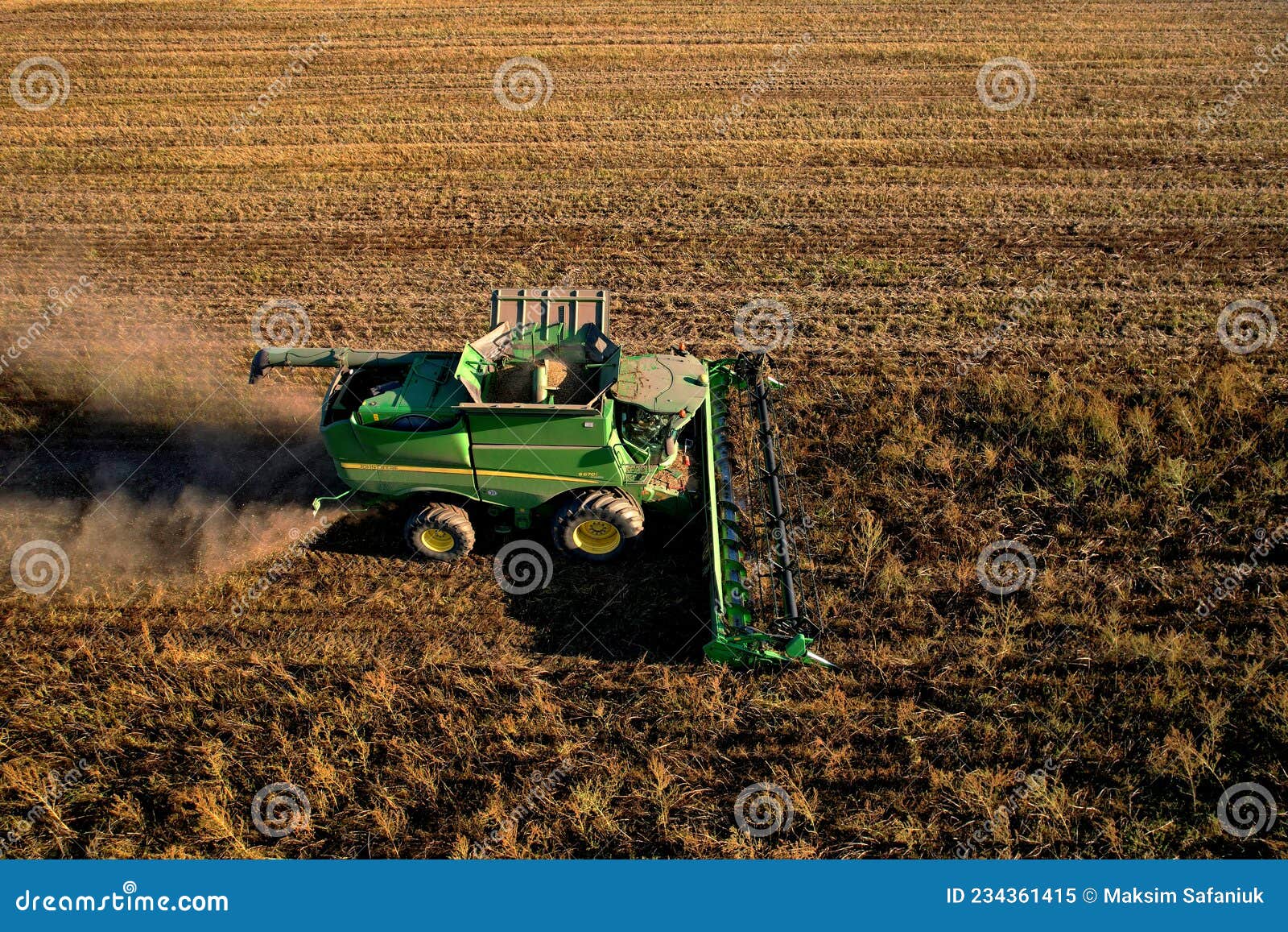 john deere kombination skördare som arbetar med skörd av raps