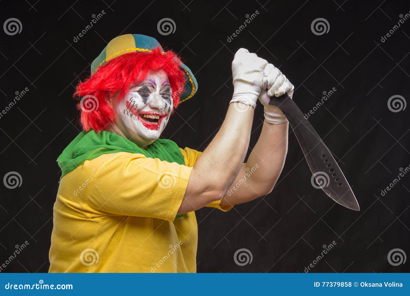 Joker Effrayant De Clown Avec Un Sourire Et Des Cheveux Rouges Avec Un