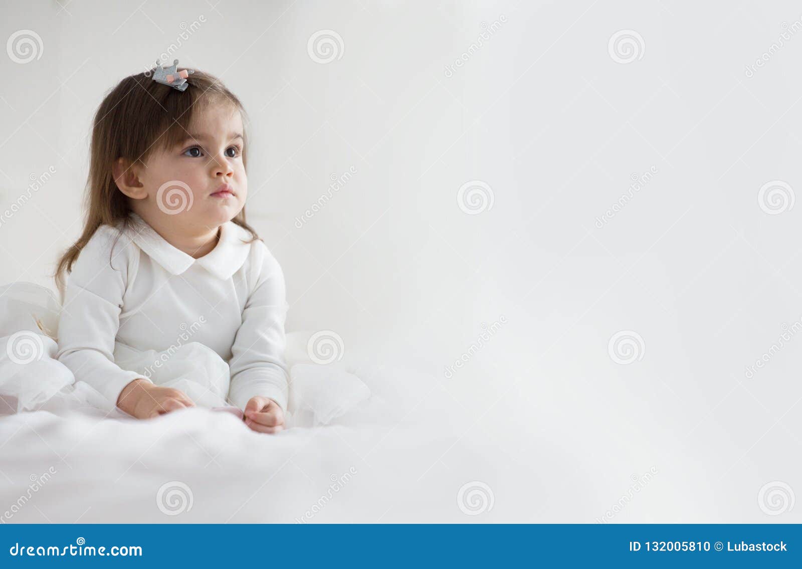 Joli Bebe Dans La Robe Blanche Photo Stock Image Du Anniversaire Femelle