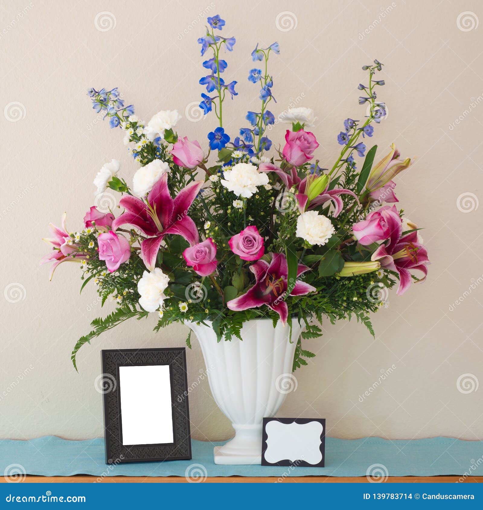 Joli Bouquet De Fleur De Rose Et De Lavande Dans Le Vase Blanc Avec Le Cadre De Tableau Vide Et La Carte Nominative Avec La Piece Photo Stock Image Du Centerpiece Joli Bouquet De Fleur De Rose Et De Lavande Dans Le Vase Blanc Avec Le Cadre De Tableau Vide Et La Carte Nominative Avec La Piece Photo Stock Image Du Centerpiece