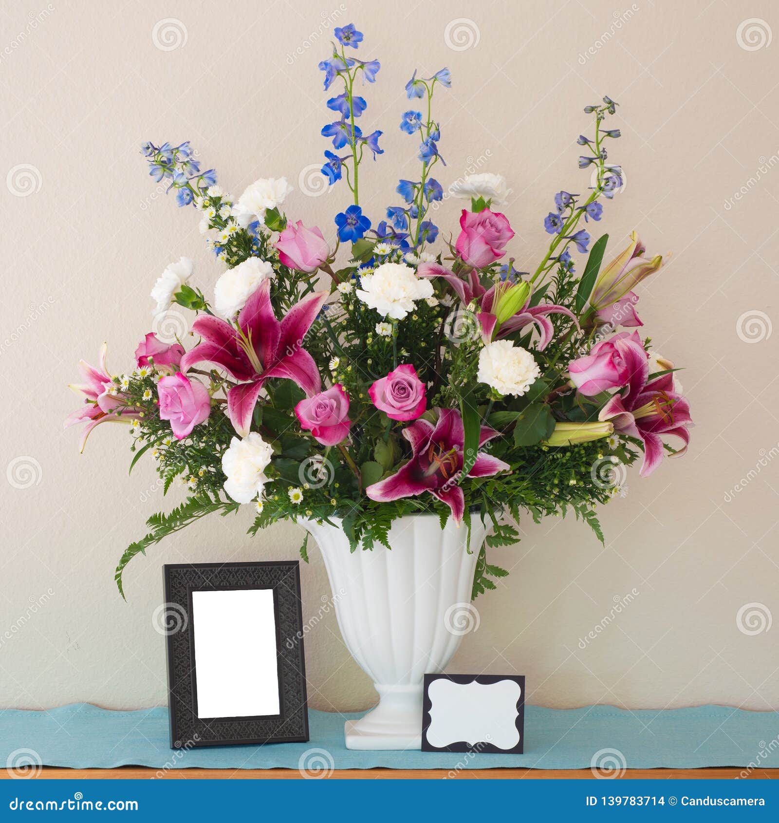 Joli Bouquet De Fleur De Rose Et De Lavande Dans Le Vase Blanc Avec Le  Cadre De Tableau Vide Et La Carte Nominative Avec La Pièce Photo stock -  Image du carte,