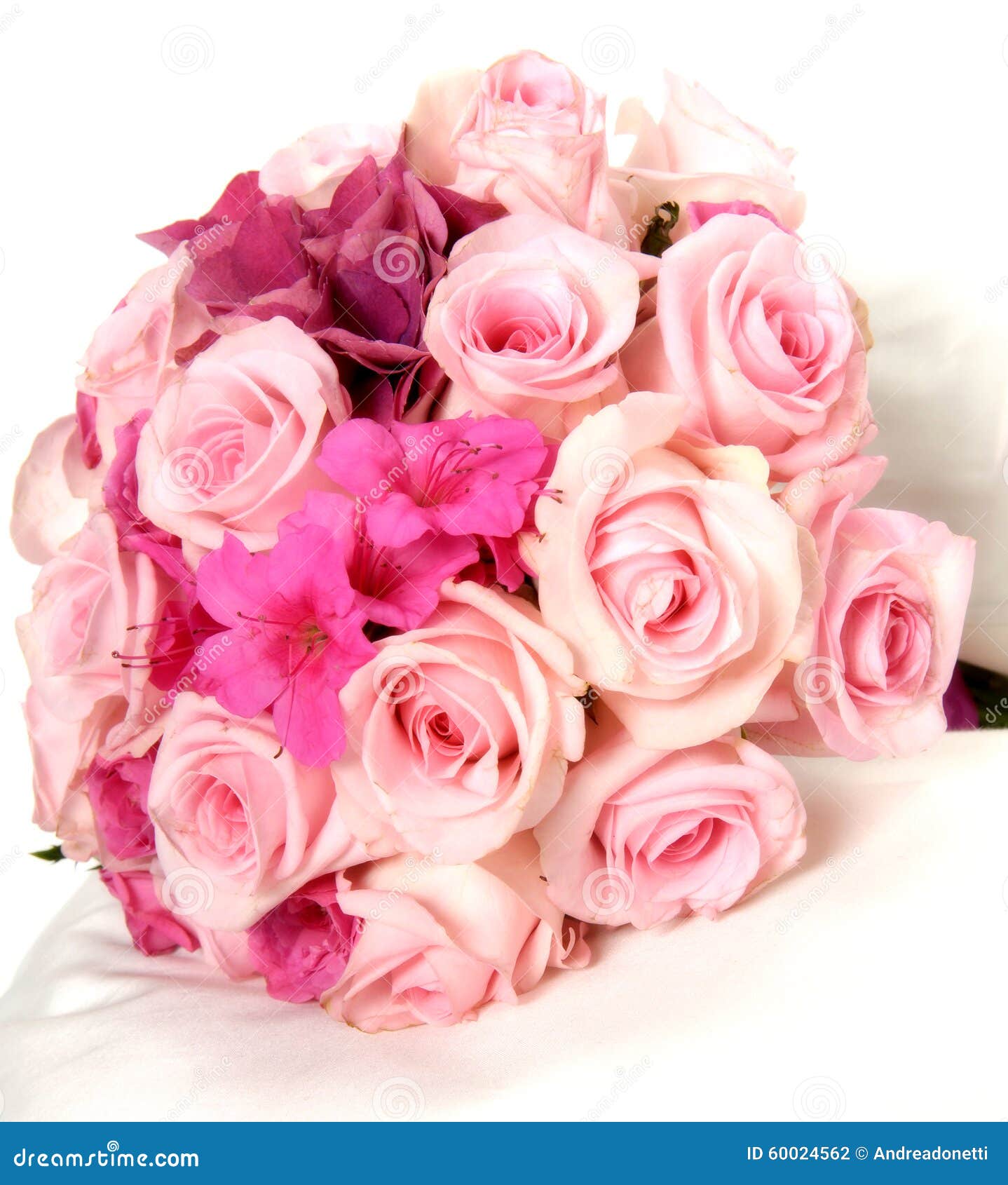 Joli Bouquet Des Fleurs Roses Fraîches De Ressort Photo stock - Image du  bouquet, amour: 60024562