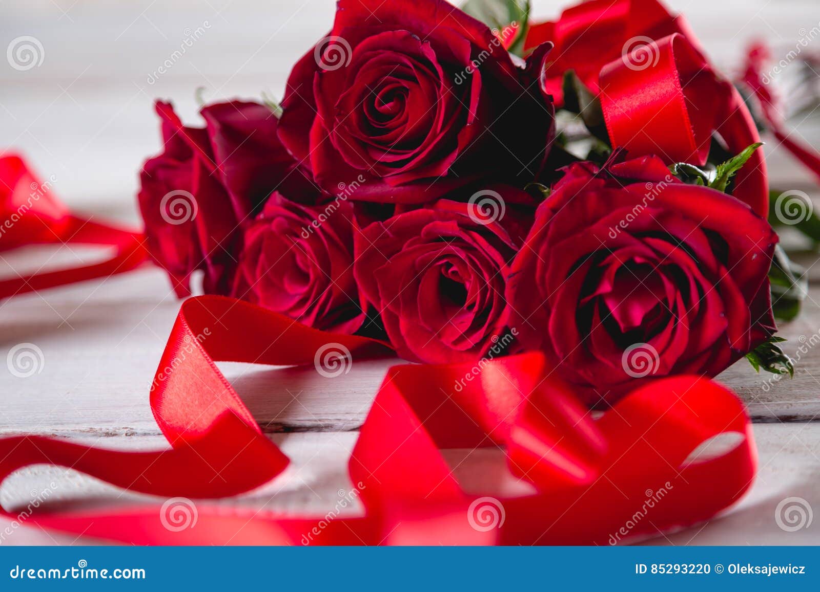 Joli Bouquet Des Roses Rouges De Valentineâ€™s Photo stock - Image du  mariage, coeur: 85293220