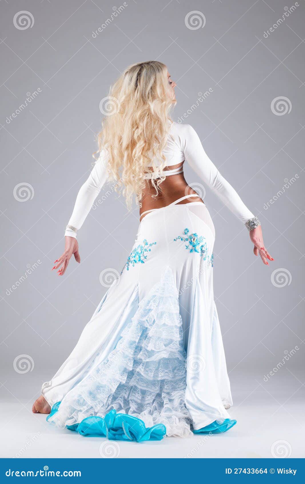 Une Femme En Costume De Danse Du Ventre Posant