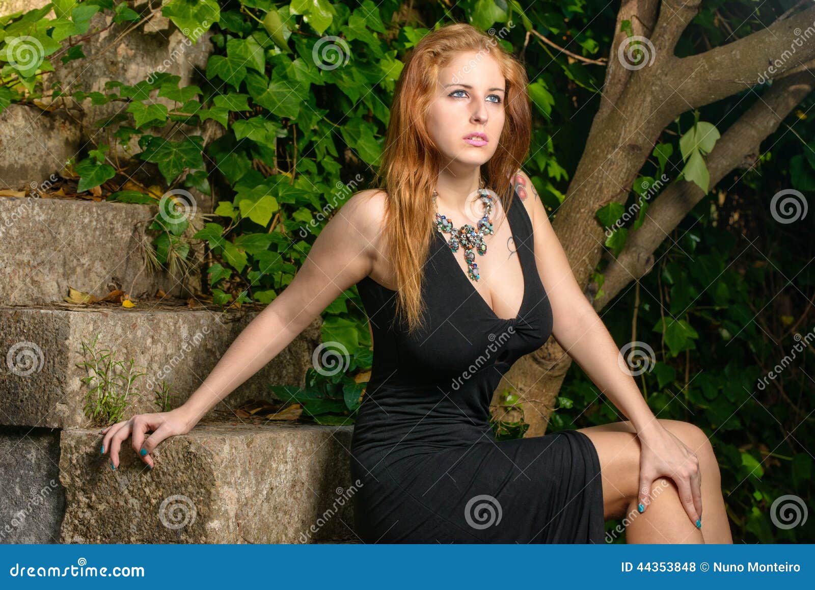 Jolie Femme Assise Sur Les Escaliers Photo Stock Image Du Beau Long 44353848