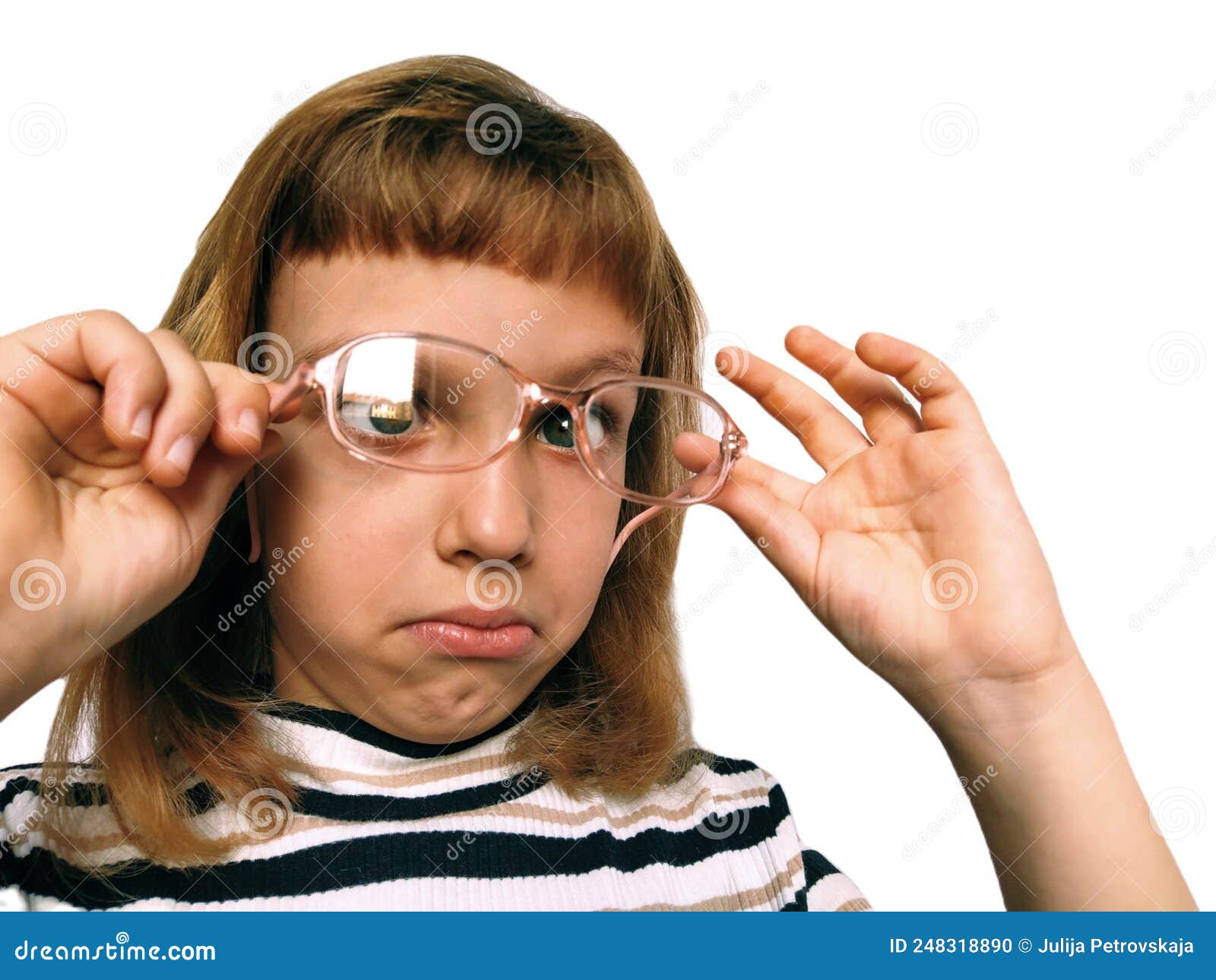 Jolie Fille Caucasienne De 7 Ans Regarde Dans Les Lunettes. Yeux
