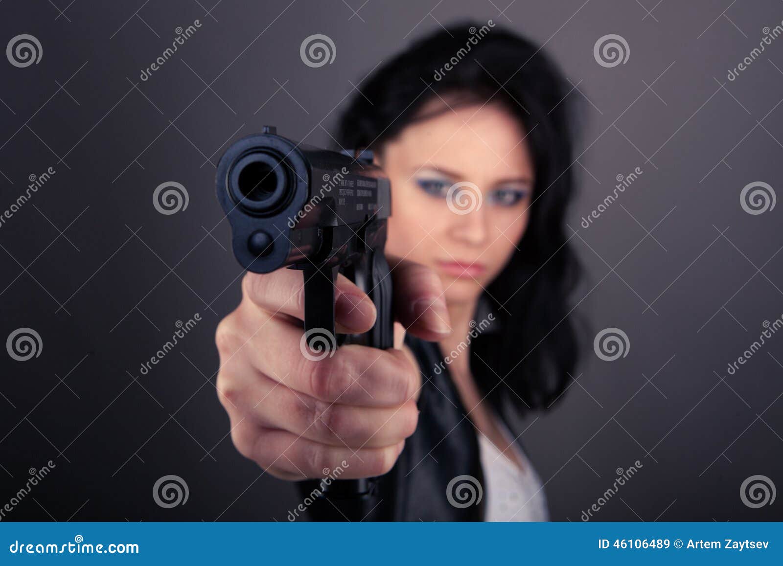 Девушке угрожают пистолетом. Женская рука с пистолетом. Женщина с пистолетом. Девушки с пистолетом в руках.