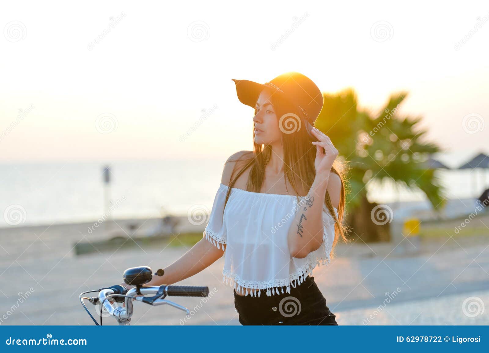 jolie fille a bicyclette