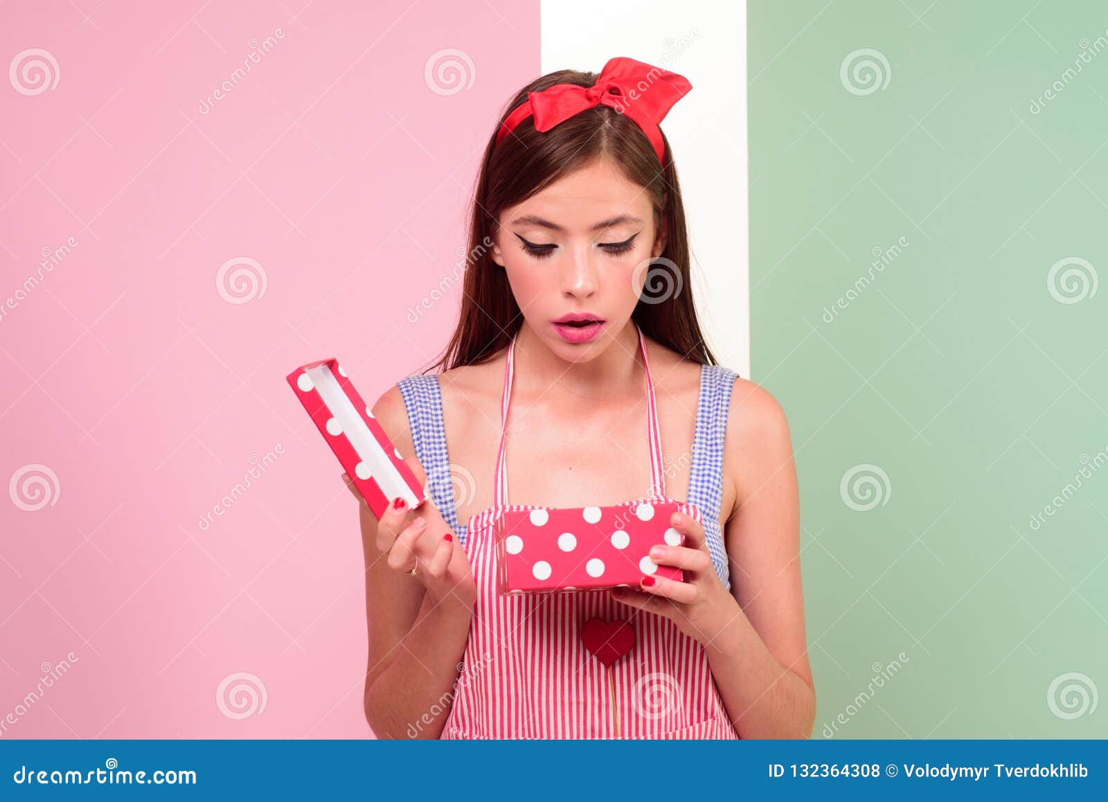 Jolie Fille Dans Le Style De Vintage Fille De Pin Up Avec Des Cheveux De Mode Joyeux Anniversaire Celebration De Partie Goupille Photo Stock Image Du Celebration Avec