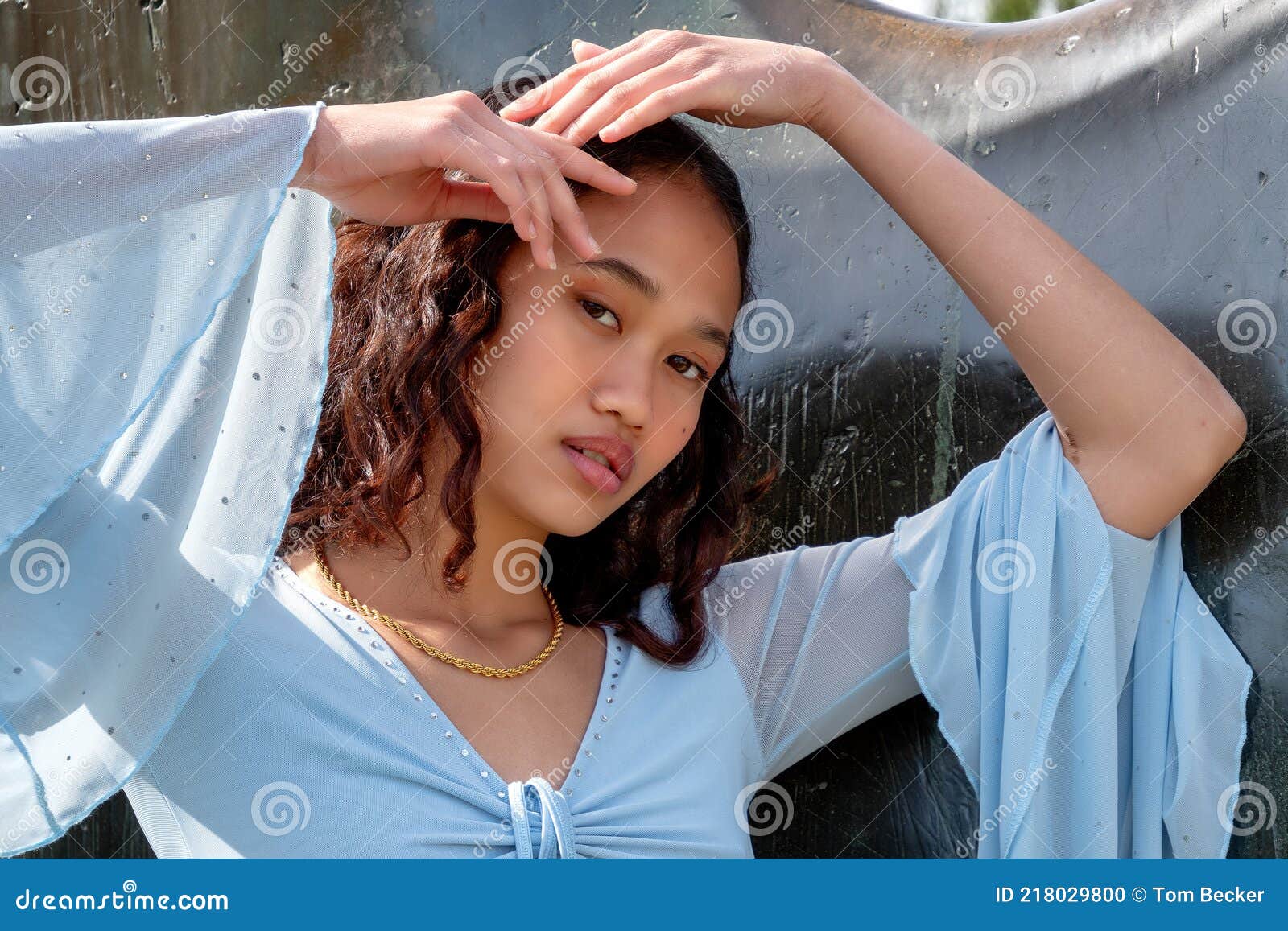 Jolie Fille Pose En Robe Bleue Chatoyante Dans Un Cadre Extérieur Photo Stock Image Du