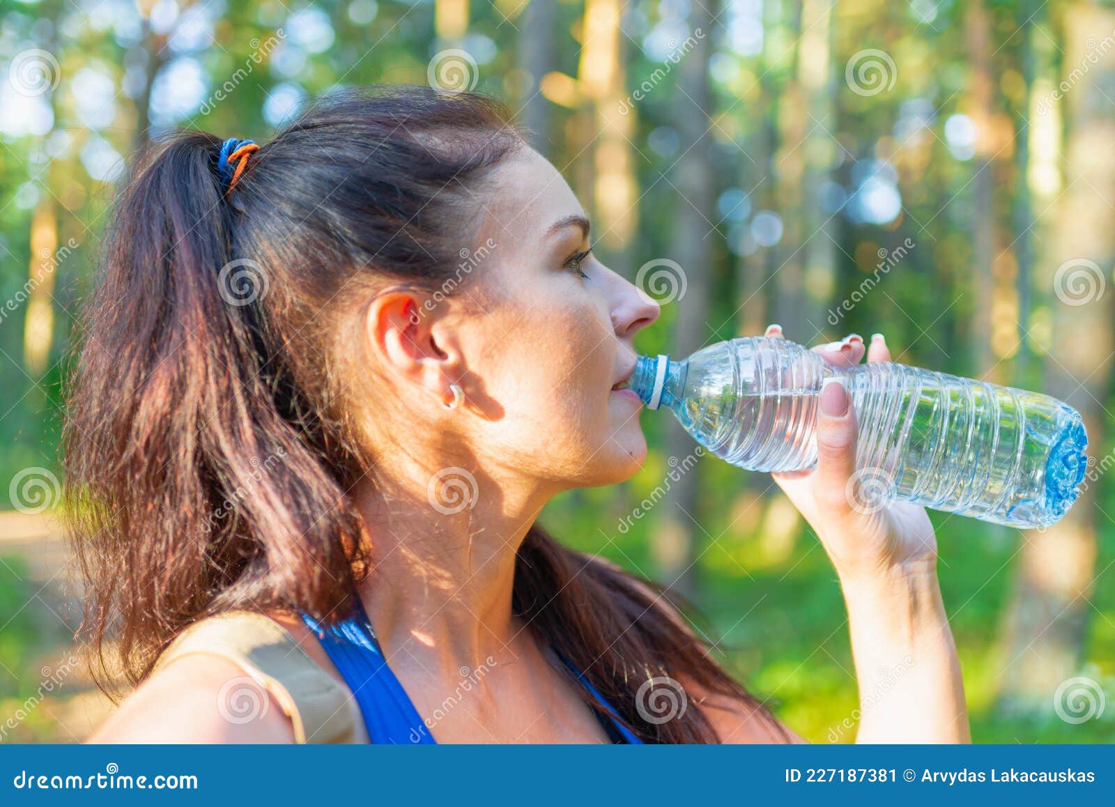 Jolie Jeune Femme Randonneuse Avec Sac à Dos Boire De L'eau En Bouteille  Marcher Sur La Forêt Estivale Image stock - Image du traînée, course:  227187381