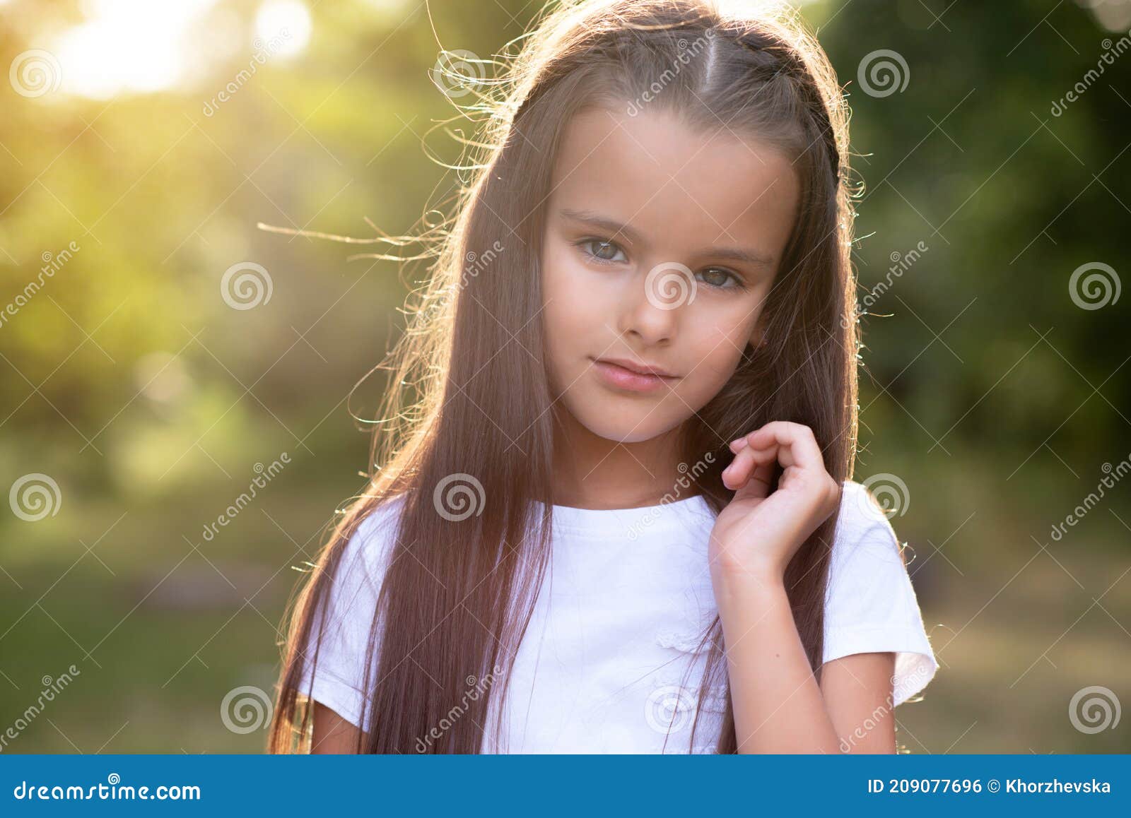 Enfant Fille De 3 Ans Aux Cheveux Longs Posant À L'extérieur Banque  D'Images et Photos Libres De Droits. Image 57362271