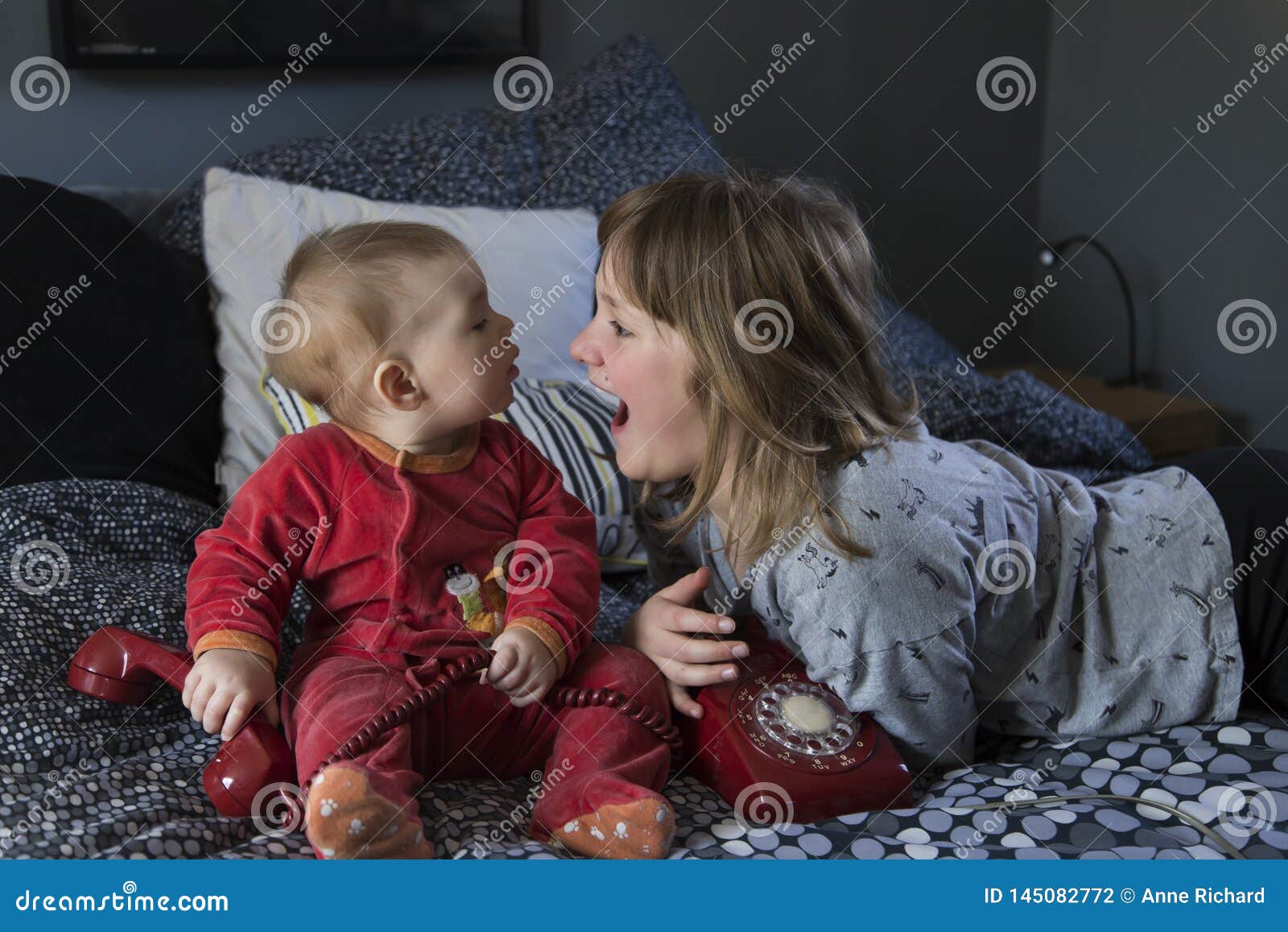 Jolie Petite Fille Se Trouvant Sur Le Lit Riant Fort Et Sa Soeur Potelee Mignonne De Bebe Dans Des Pyjamas Se Reposant Sur Le Photo Stock Image Du Caucasien Brouille Jolie Petite Fille Se Trouvant Sur Le Lit Riant Fort Et Sa Soeur Potelee Mignonne De Bebe Dans Des Pyjamas Se Reposant Sur Le Photo Stock Image Du Caucasien Brouille