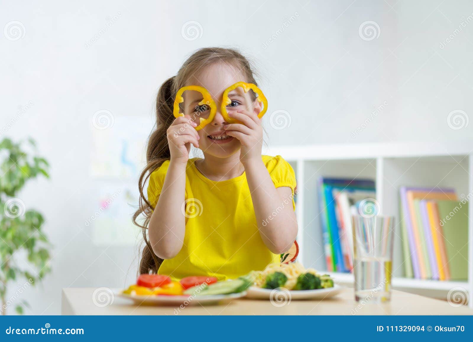 Dwaal wijsvinger voldoende Jong Geitje Die Gezond Voedsel in Kleuterschool of Huis Eten Stock Foto -  Image of schotel, voedsel: 111329094