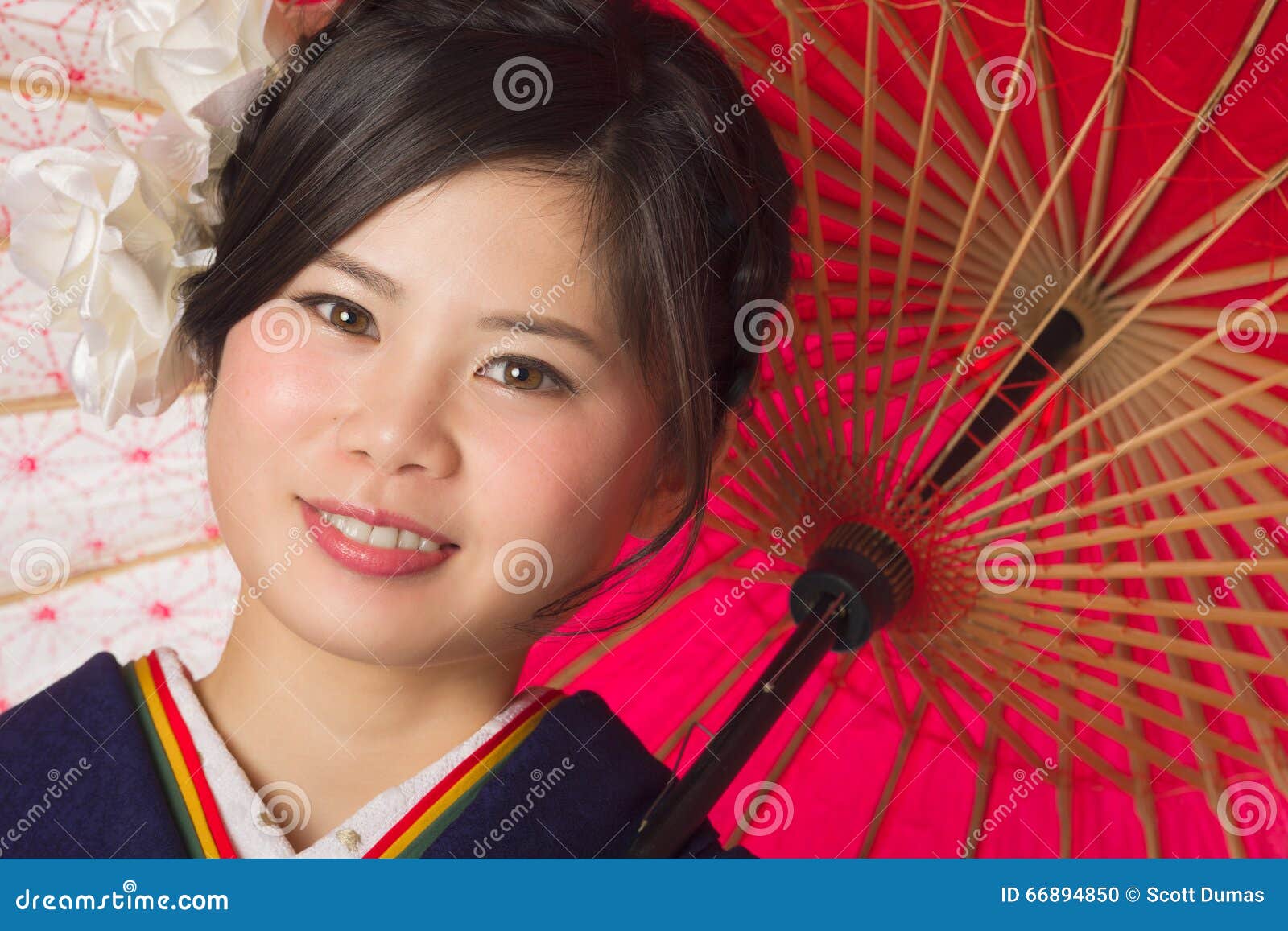 Jong Japans Meisje In Kimono Stock Foto - Image Of Twintig, Rood: 66894850
