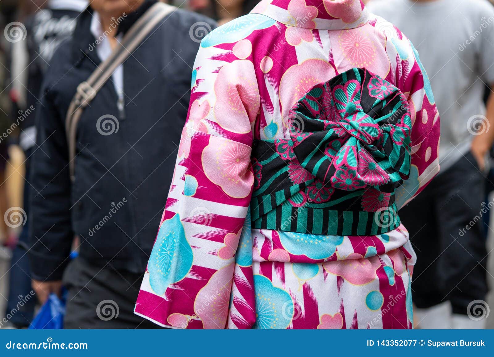 Jong meisje die Japanse kimono dragen die zich voor Sensoji-Tempel in Tokyo, Japan bevinden De kimono is een Japans traditioneel kledingstuk Het woord ‚kimono ‚, wat eigenlijk een ‚ding om betekent te dragen