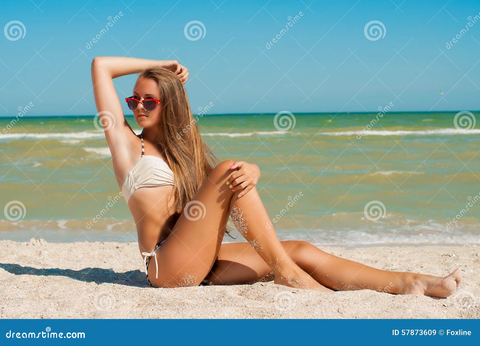 Jong Meisje In Een Bikini Op Het Strand Stock Afbeelding Image Of Bestemmingen Persoon 57873609