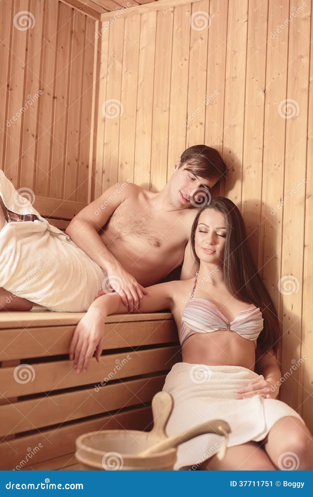 мы с сестрой моемся в бане голыми фото 91