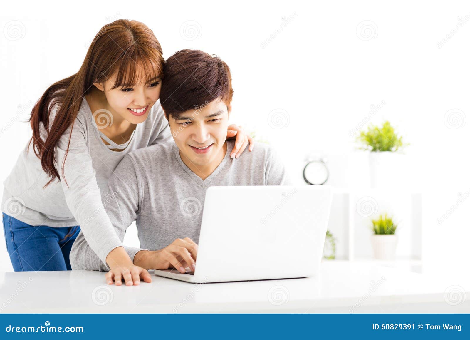 Gelukkig jong Paar die Laptop in woonkamer bekijken