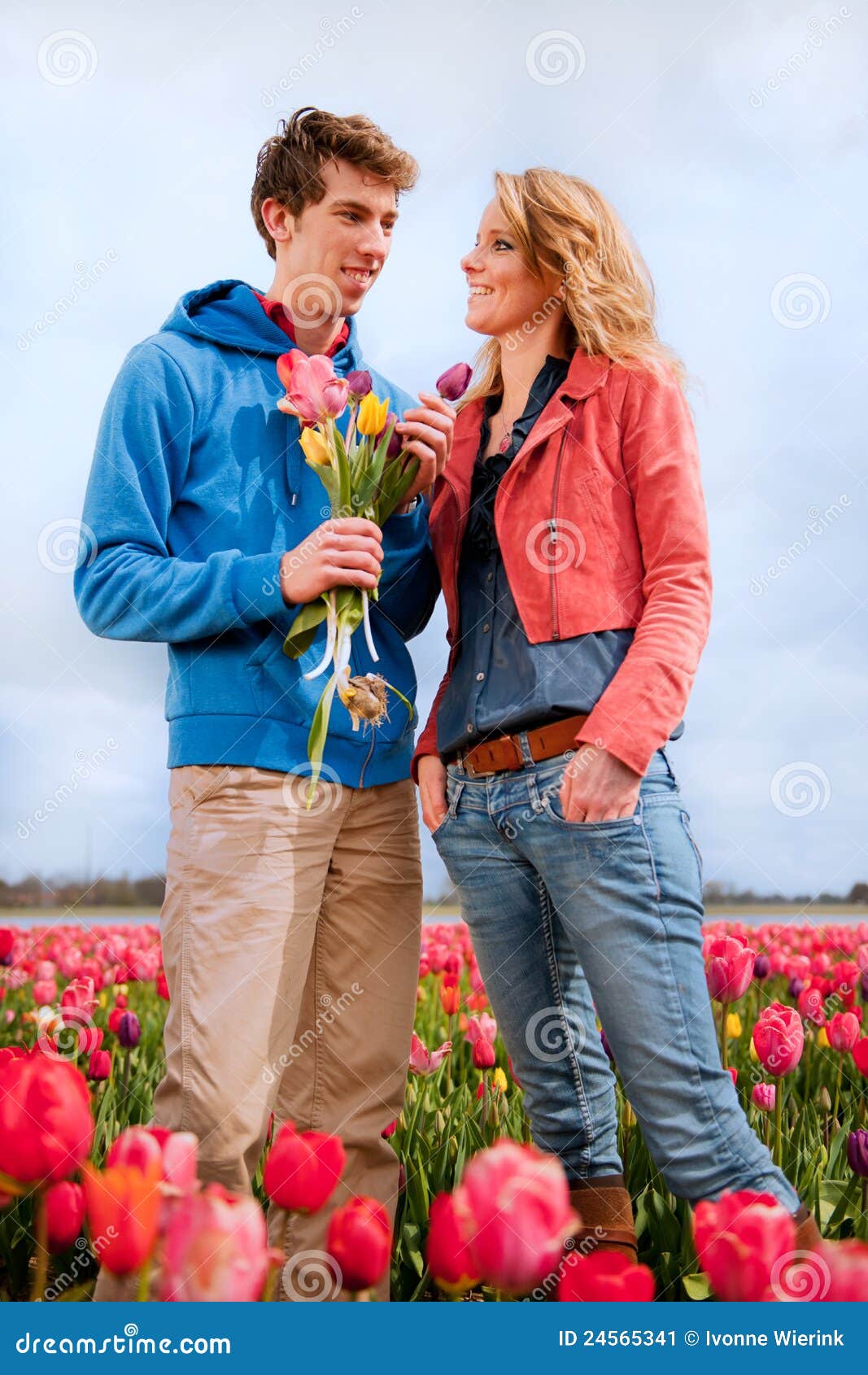 Jong paar op Nederlandse bloemgebieden. Jong paar in liefde op Nederlandse bloemgebieden