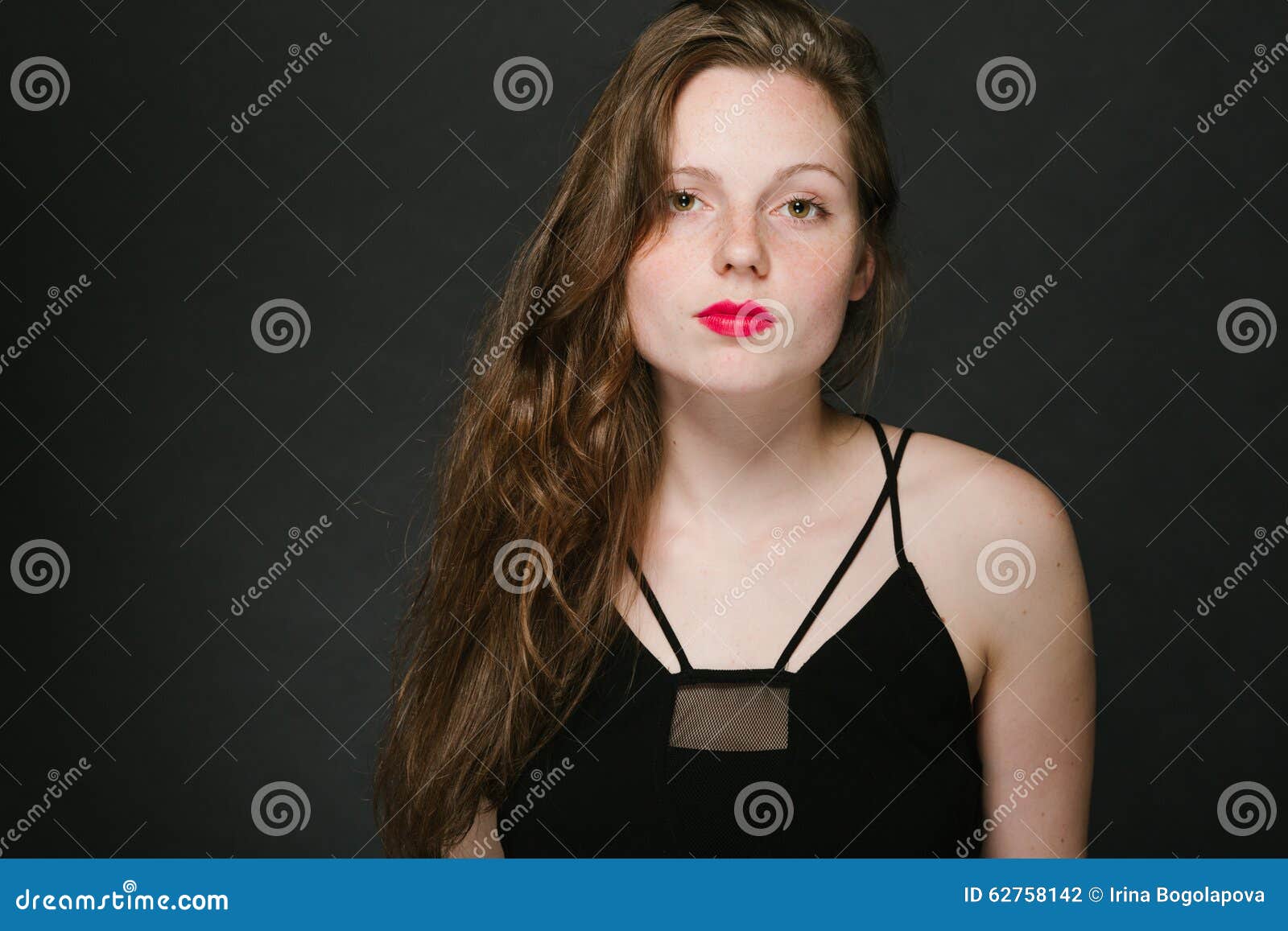 Jong Vrouwen Mooi Portret Met Rode Lippen En Sproeten In Klassieke Kleding Op Zwarte Baackground