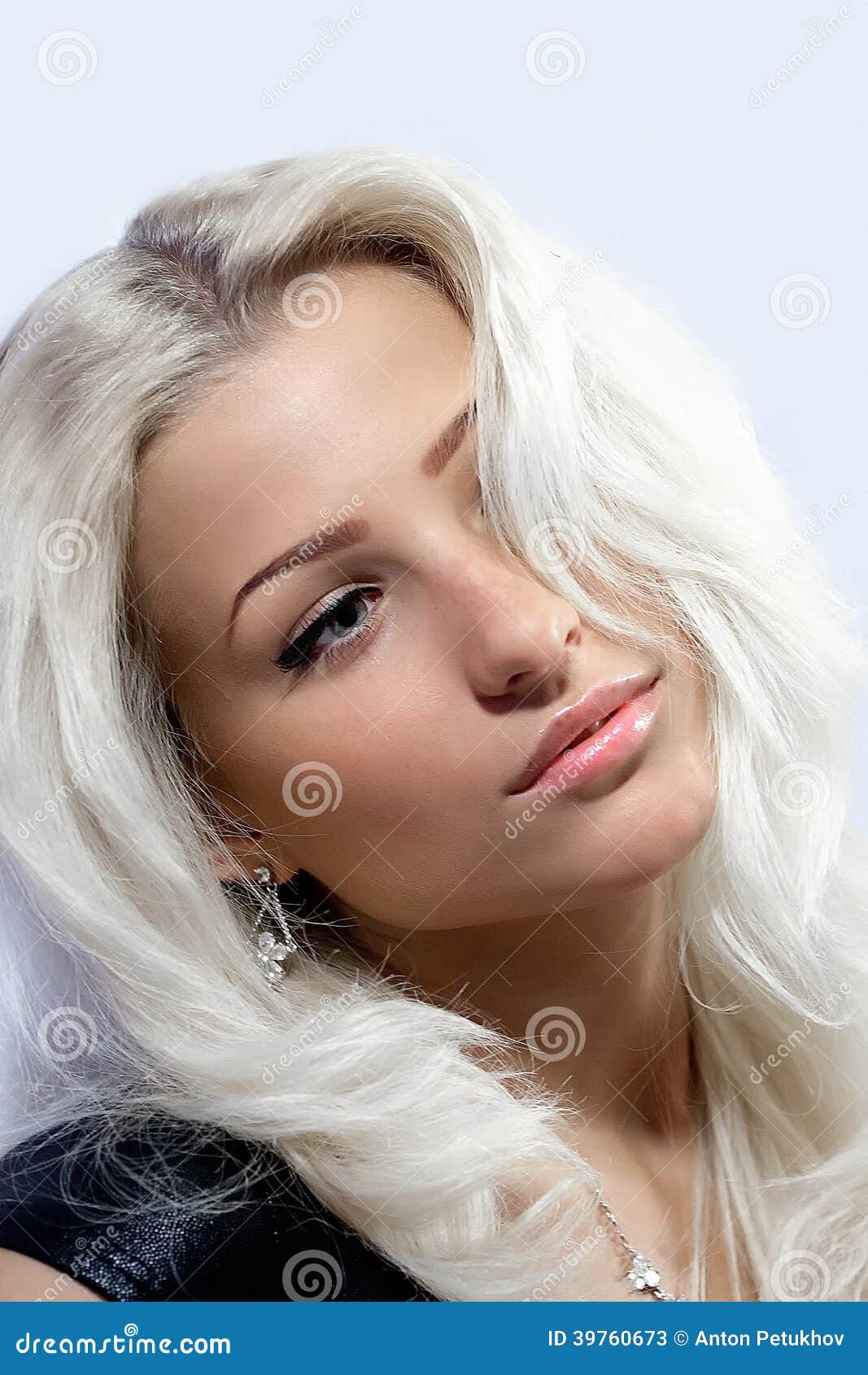Snooze Nominaal verwijderen Jonge Aantrekkelijke Vrouw Met Een Wit Haar Stock Afbeelding - Image of  sensualiteit, borsten: 39760673