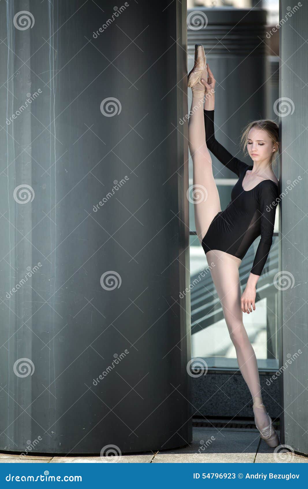 Jonge Bevallige Ballerina In Zwart Badpak Stock Afbeel