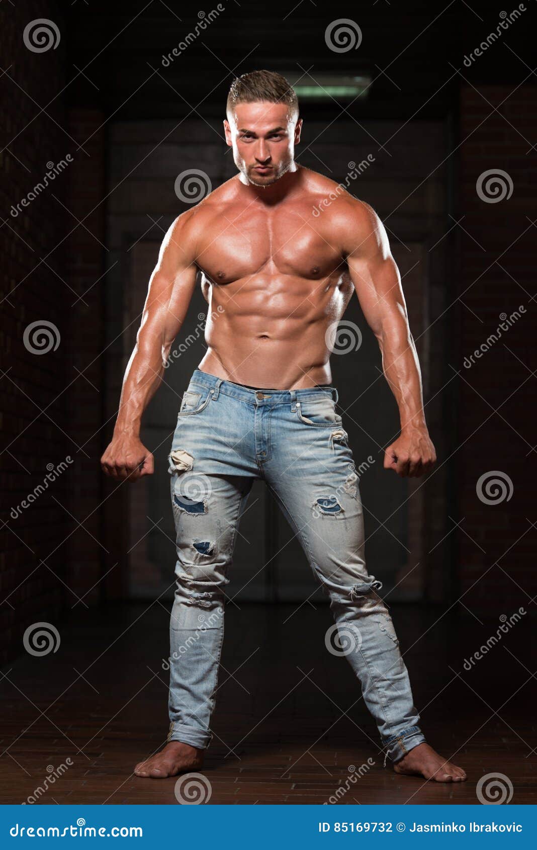 Jonge Bodybuilder Die in Jeans Spieren Buigen Stock Foto - Image of ...