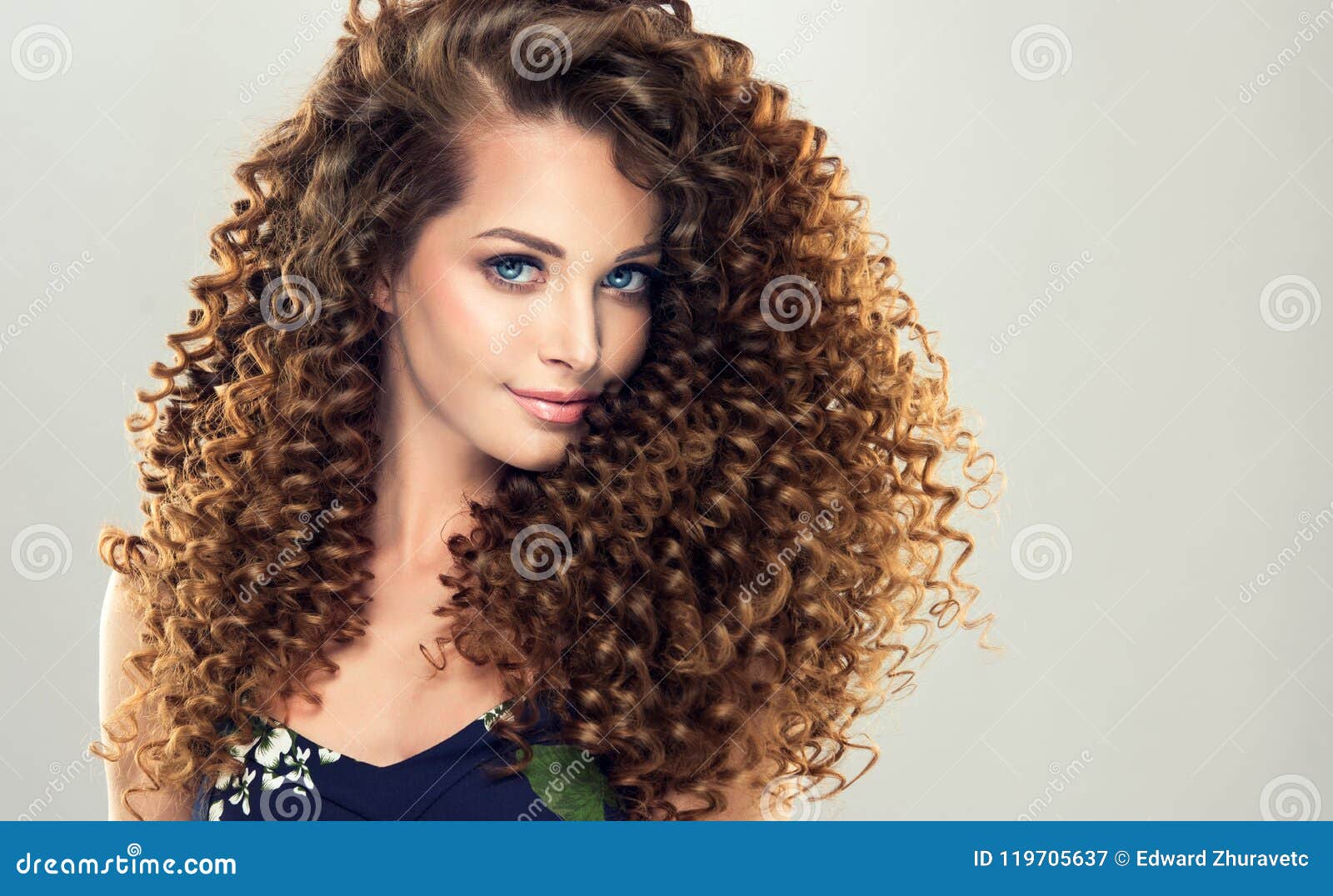 Graag gedaan horizon Vlieger Jonge, Bruine Haired Vrouw Met Dichte, Elastische Krullen in Een Kapsel  Stock Afbeelding - Image of kleuring, vers: 119705637
