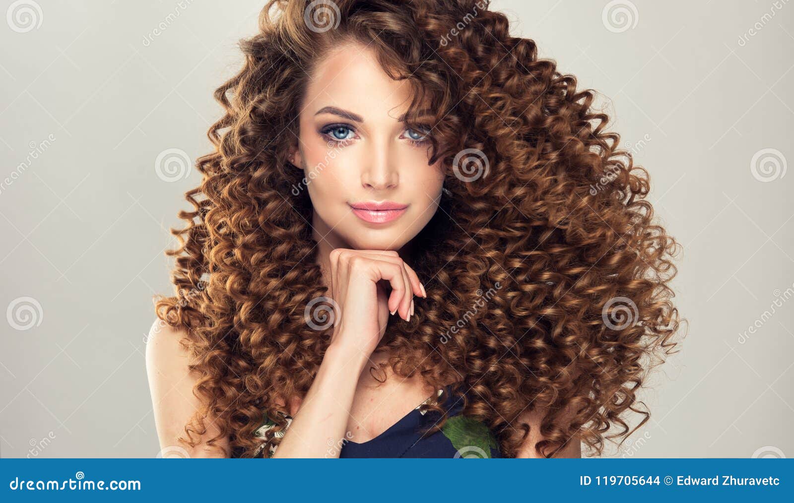 Veeg verdieping Arabisch Jonge, Bruine Haired Vrouw Met Dichte, Elastische Krullen in Een Kapsel  Stock Foto - Image of dicht, elegantie: 119705644