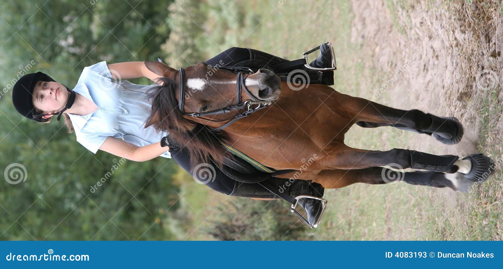 Jonge Dame op Poney. Jonge tiener die haar poney berijdt op een landbouwbedrijf