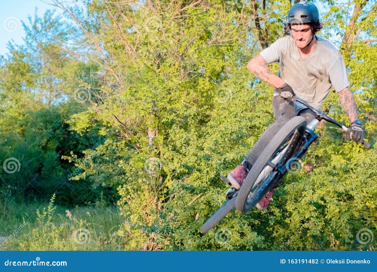 Jonge Fietser Wrijft Op Een Fiets in Het Bos Tegen De Zon Stock Foto ...